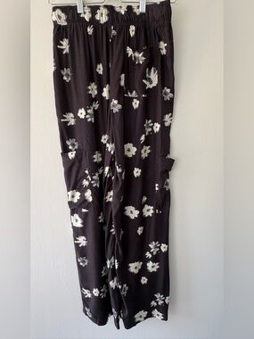 Urban Outfitters Floral Wide Leg Pants Black White Cargo Pockets M